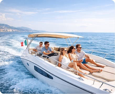 Personas navegando en un barco en España